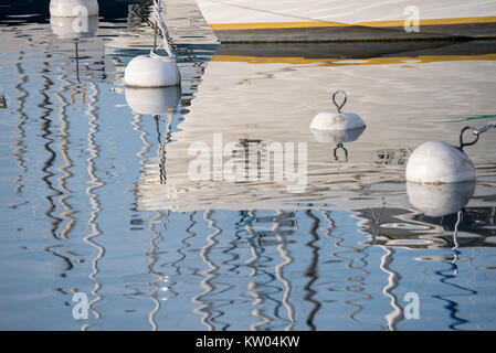 Le riflessioni di stuoie e gli scafi delle barche sul lago di Ginevra, Svizzera Foto Stock