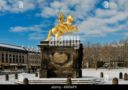 A Dresda, statua equestre di golden piloti sulla nuova città-abitante di mercato, Reiterstandbild Goldener Reiter auf dem Neustädter Markt Foto Stock