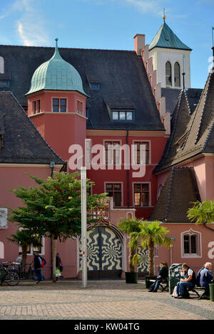 Freiburg, corte casa di ingresso alla balena pesci, Hofeinfahrt Haus zum Walfisch Foto Stock