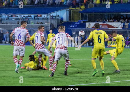 Zagabria, Croazia - 02 settembre 2017: Europeo il qualificatore per 2018 FIFA World Cup Russia. Croazia vs il Kosovo. I giocatori in duello Foto Stock