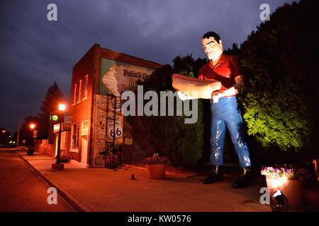 ATLANTA, Illinois - 16 Luglio: scultura di Paul Bunyon l'uomo gigante tenendo un hot dog in Atlanta, Illinois. Si tratta di un'attrazione della Route 66. Foto Stock