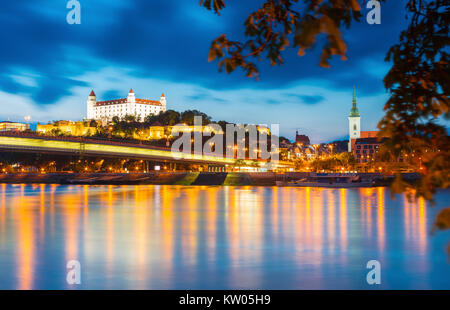 Il castello di Bratislava, Saint Martins cattedrale e il fiume Danubio nel centro storico della città di Bratislava, Slovacchia Foto Stock