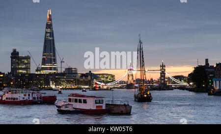 London, England, Regno Unito - 14 Settembre 2013: una tradizionale barca a vela vele chiatta fino al Fiume Tamigi a Bermondsey, con il Tower Bridge e la skyline di così Foto Stock