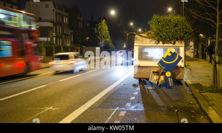 Londra, Inghilterra - 29 dicembre 2014: una roulotte abbandonate abbandonate su Brixton Road a Londra Sud è adornata con un Foxtons lettings agents firmare in w