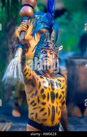 Gruppo di attori in esecuzione al Parco di Xcaret, Riviera Maya Foto Stock