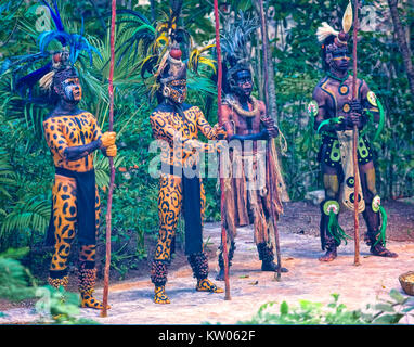 Gruppo di attori in esecuzione al Parco di Xcaret, Riviera Maya Foto Stock