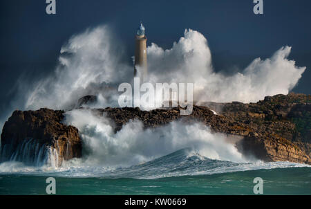 Il Mouro Island Lighthouse durante una tempesta. Grandi onde, più di dieci metri. Santander, Spagna. Foto Stock