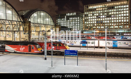 London, England, Regno Unito - 1 Febbraio 2016: Virgin Trains East Coast 125 Intercity ed Intercity 225 treni attendere a piattaforme a London King's Cross rai Foto Stock