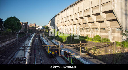 London, England, Regno Unito - 25 Maggio 2017: una flotta di Londra Midland Classe 350 treni pendolari pass Rowley modo, un unico brutalist calcestruzzo alloggiamento del consiglio p Foto Stock