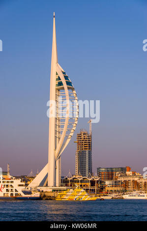 Portsmouth, England, Regno Unito - 25 agosto 2007: Lo skyline di Portsmouth, compresa la Spinnaker torre di osservazione, è accesa in una giornata di sole, come visto da un Foto Stock