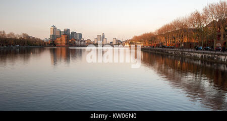 London, England, Regno Unito - 20 Aprile 2010: grattacieli in London Docklands Canary Wharf financial district sono riflesse nelle calme acque del Greenlan Foto Stock