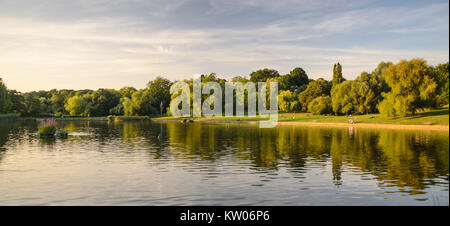 London, England, Regno Unito - 20 agosto 2013: persone rilassarvi accanto ad Hampstead stagni a Hampstead Heath park, a nord di Londra. Foto Stock