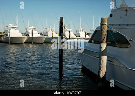 NC01164-00...North Carolina - una fila di noleggio barche da pesca moared presso la Oregon Marina di ingresso. Foto Stock