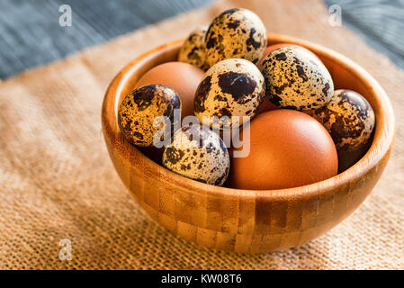 Fattoria fresco Uova marrone su sfondo rustico Foto Stock