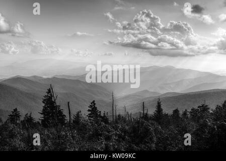 Fasci di Dio risplende sulla terra antica nella Appalachian montagne del Parco Nazionale di Great Smoky Mountains da Clingman la cupola, in North Carolina, USA. Foto Stock