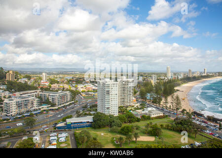 Vista aerea della città di Burleigh capi sulla Gold Coast di Queensland, Surfers Paradise è in distanza, Queensland, Australia Foto Stock