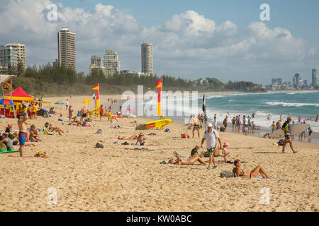 Persone sole e rilassarsi sulle teste di Burleigh beach sulla Gold Coast di Queensland, Australia Foto Stock