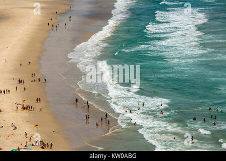 Vista aerea di coloro che godono di un tuffo nell'oceano a Burleigh beach di Burleigh capi sulla Gold Coast di Queensland, Australia Foto Stock