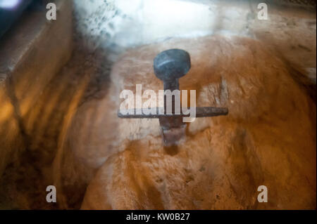 La Spada di San Galgano in Eremo di Montesiepi (Cappella di Montesiepi) sulla sommità del colle dove il XII secolo cavaliere Galgano Guidotti (più tardi San Galg Foto Stock