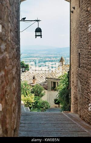 Assisi, Italia scena vicino al Santuario di San Francesco di Assisi che si affaccia sul paesaggio del nord Italia. Foto Stock