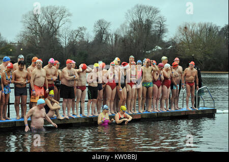 Londson, UK, 25/12/2017 Le guardie di Scotch nuotato il corso prima di mass start, annuale il giorno di Natale nuotare a serpentina in Hyde Park. Foto Stock