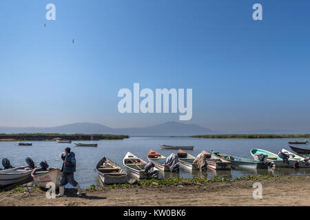 Barche da pesca sulle sponde del lago Chapala, Chapala, Jalisco, Messico Foto Stock