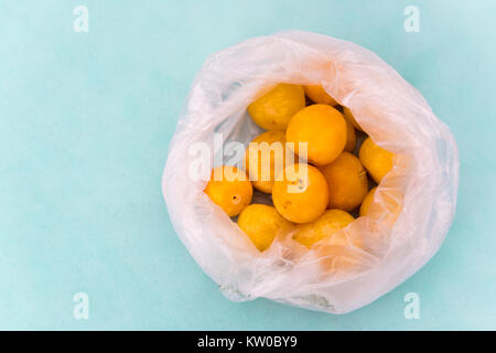 Busta di plastica piena di giallo le prugne dal mercato agricolo Foto Stock