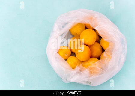 Busta di plastica piena di giallo le prugne dal mercato agricolo Foto Stock