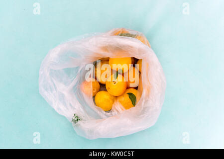 Busta di plastica piena di giallo le prugne dal mercato agricolo Foto Stock