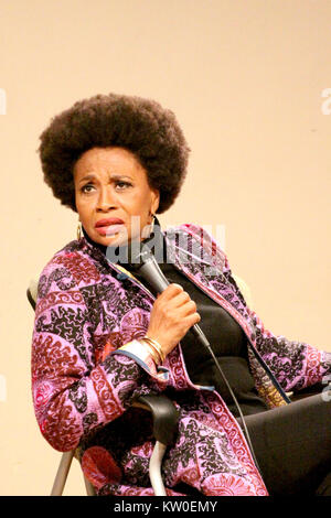 Attrice e autore Jenifer Lewis discute il suo nuovo libro all'African American Museum di Philadelphia, Pennsylvania. Dotato di: Jenifer Lewis dove: Philadelphia, Pennsylvania, Stati Uniti quando: 17 Nov 2017 Credit: W.Wade/WENN Foto Stock