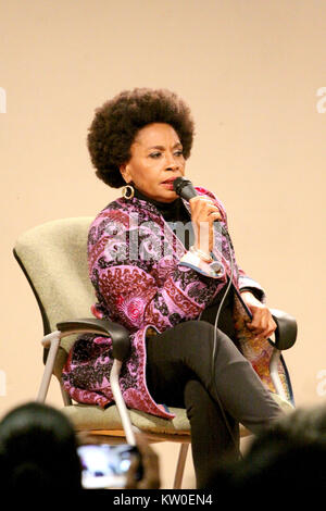 Attrice e autore Jenifer Lewis discute il suo nuovo libro all'African American Museum di Philadelphia, Pennsylvania. Dotato di: Jenifer Lewis dove: Philadelphia, Pennsylvania, Stati Uniti quando: 17 Nov 2017 Credit: W.Wade/WENN Foto Stock