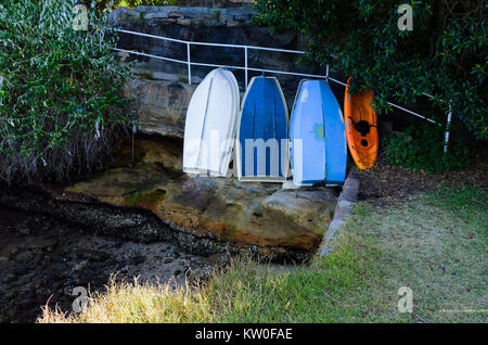 Barche appoggiata contro una roccia a riva del mare nella baia di lumache Birchgrove Sydney Australia Foto Stock