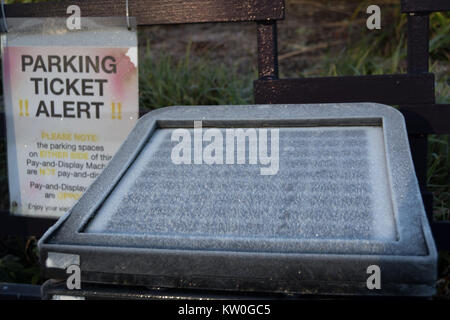 Coperto di brina pannello solare sulla parte superiore di un solare pay e display parcheggio macchina a Twickenham, middlesex, Inghilterra Foto Stock