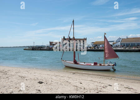 Mudeford Quay all'entrata di Christchurch Harbour nel Dorset. Il Quay testa presenta un cluster di edifici storici. Foto Stock