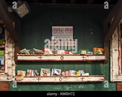 Portico di una piccola città general store in lungo lago, New York nel Adirondacks Foto Stock