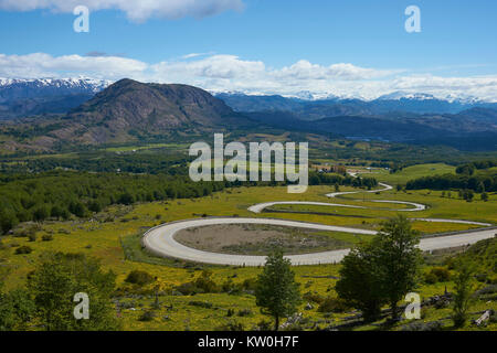 La Carretera Austral; strada famosa collegando remote città e villaggi nel nord della Patagonia cilena. Sezione curva nei pressi di Cerro Castillo. Foto Stock