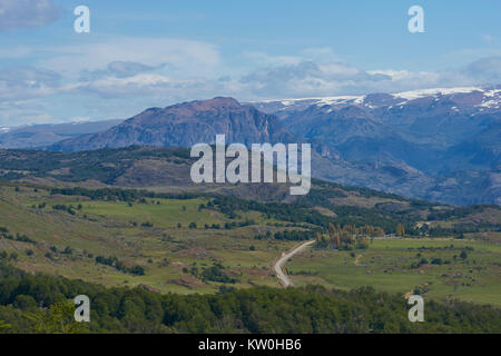 La Carretera Austral; strada famosa collegando remote città e villaggi nel nord della Patagonia cilena. Sezione curva nei pressi di Cerro Castillo. Foto Stock