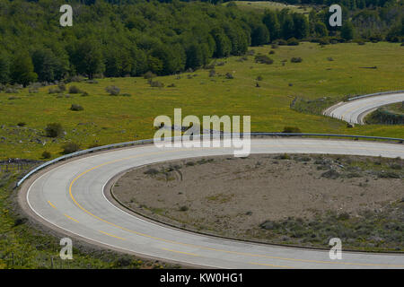 La Carretera Austral; strada famosa collegando remote città e villaggi nel nord della Patagonia cilena. Sezione curva nei pressi di Cerro Castillo. Foto Stock