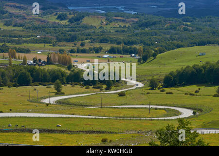 La Carretera Austral; strada famosa collegando remote città e villaggi nel nord della Patagonia cilena. Sezione curva nei pressi di Cerro Castillo. Foto Stock