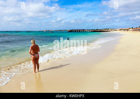 Turistico a Ponta sino alla spiaggia di Santa Maria, Isola di Sal, Salina, Capo Verde, Africa Foto Stock