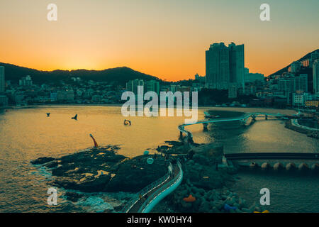 Vista aerea della spiaggia Songdo e Busan città nel tramonto dalla funivia. Busan precedentemente noto come Pusan e ora ufficialmente Busan Metropolitan City Foto Stock