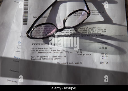 In prossimità di una pensione statale beneficio lettera di pagamento. Inghilterra Foto Stock