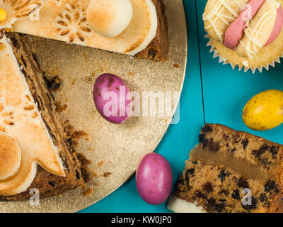 Tradizionale di pasqua domenica pomeriggio tè e dolci contro uno sfondo blu Foto Stock