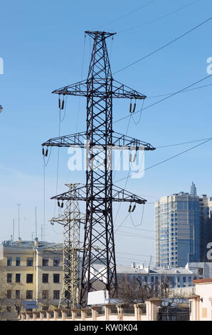 La linea di trasmissione di energia elettrica ad alta tensione.per impianti di potenza nella città. Foto Stock