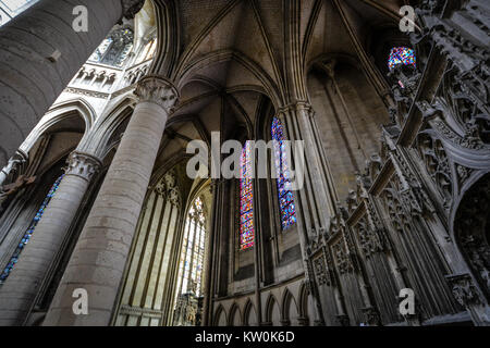 L'interno del gotico di Notre-dame de l'Assomption de Rouen a rouen Francia con la sua drammatica le volte e le finestre in vetro colorato Foto Stock