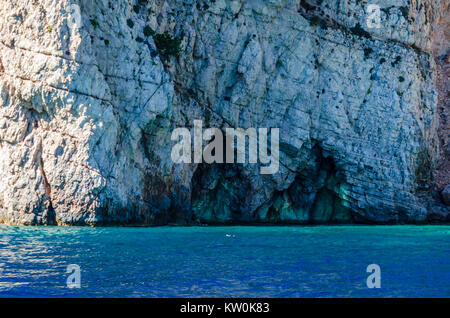 Riflessioni del mare sulle pareti delle caverne sulle rive dell'isola di Zante nel Mar Ionio Foto Stock