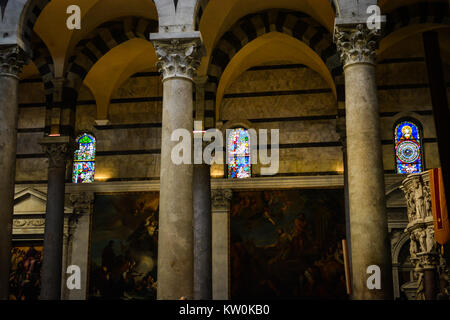 Belle vetrate e religiosi dipinti rinascimentali all' interno del Duomo di Pisa a Pisa Italia Foto Stock