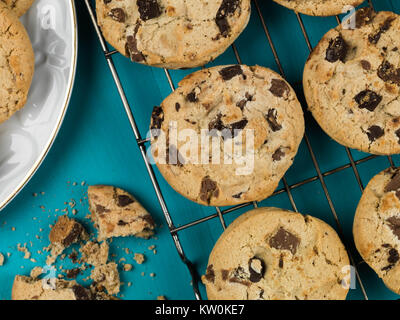 Belga di Dark Chocolate Chip Cookie biscotti contro uno sfondo blu Foto Stock