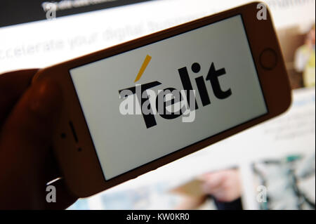 Il logo Telit su un telefono cellulare e il loro sito web su un computer Foto Stock