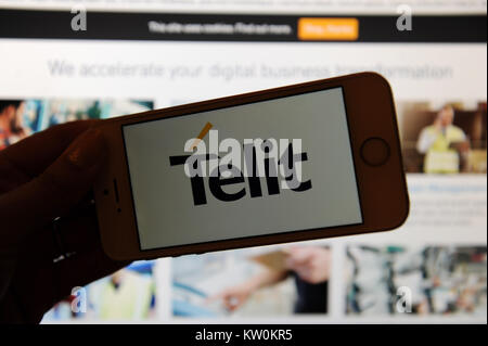 Il logo Telit su un telefono cellulare e il loro sito web su un computer Foto Stock
